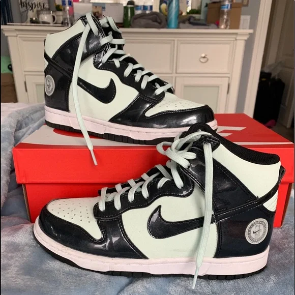 Nike "Barely Green" Dunk Highs (2021) - Picture 1 of 4